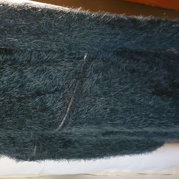 Dark green fuzzy cardigan 😍 - Picture 4 of 6
